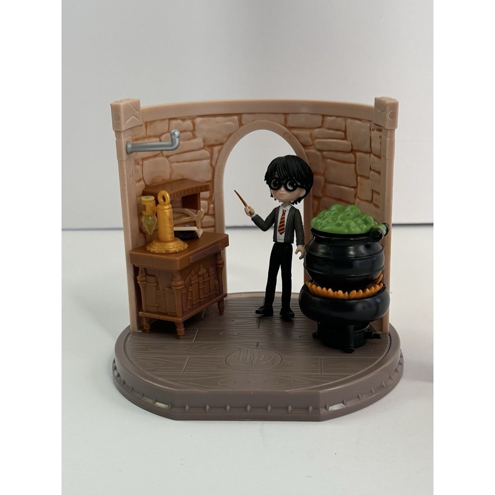 Harry Potter Wizarding World Classroom Playset Figure Cauldron Potion Scene Set